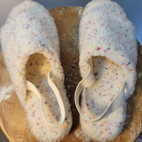Old Navy sherpa slides multi-colored, with elastic. Size 10 - Picture 10 of 11